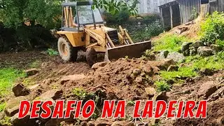Retroescavadeira Enfrentando LADEIRA PESADA na Terraplanagem