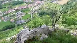 Pf&auml;dli 10 in Felswand oberhalb Orvin mit Aussicht auf die Alpen