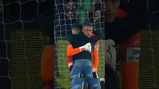 Boca ma&ccedil;ını kaybeden Defensa kalecisi Unsain'i teselli eden minik taraftar