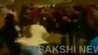 Woman Beats Eve Teaser with Police Stick || Caught on Camera || Sakshi TV