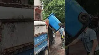 Automatic loading and lifting mechanism for garbage trucks