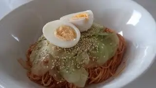 Kuchnia koreańska-kimchi bibim guksu