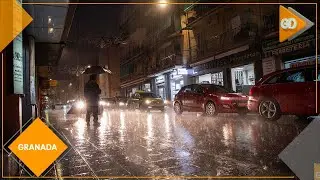 Granada recibe una fuerte tormenta, rayos y truenos que dejan encharcamientos en el centro histórico