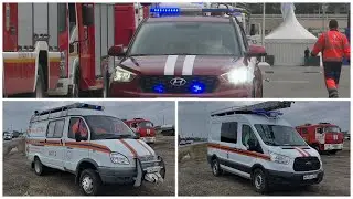 Пожарная машина выезжает на вызов с воем сирены, гудком ласточки и воем.