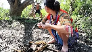 Survival skills: Ethnic girl catch fish and bad primitive man thieves - Cooking fish &hearts;️