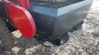 Farm lime spreader fertilizer spreader suitable for dry and wet manure