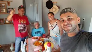 Patonho na mesa com aquele café da manhã bem animado