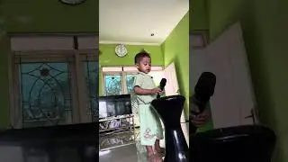 Adek dan Kakak main ketipung dan mic