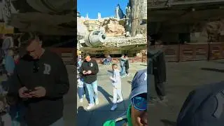 Самое потрясающее зрелище в Galaxy Edge и Диснейленде.