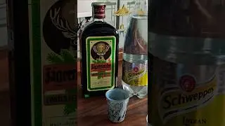 Це дуже смачно J&auml;germeister retro bottle. Як у вигляді коктейлів, так і шотами. Цей більш солодкий.