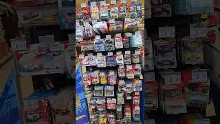 Большой ассортимент литых машинок в гипермаркете Carrefour во Франции!