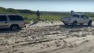 Pulling Out Stuck Cars at San Luis Pass Beach!!!