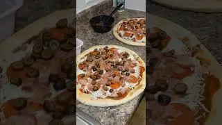 Вторая часть моей пиццы с пепперони и беконом &mdash; просто бомба!