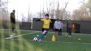 Initiation au football au centre de formation pour des écoliers