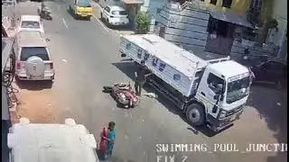 Toro embiste a un motociclista y lo tira contra un cami&oacute;n 😱