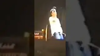 &lsquo;95 Mike Patton peeing on stage while performing &ldquo;Epic&rdquo;