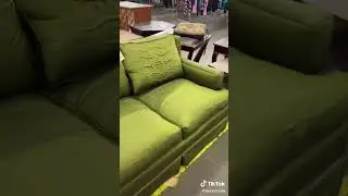Lauren Makk - Was this the vintage green couch of my dreams?! 😀😡