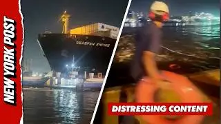 Очевидцы прыгают в воду после того, как огромный корабль врезался в два парома.