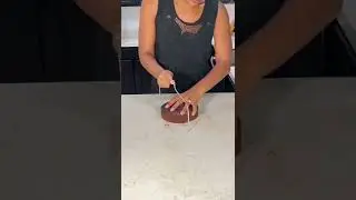 How to Trim the Top of a Cake using a Cake Leveler #shorts #cakedecorating