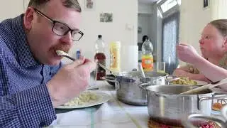 Linda gaat eten, maar heeft al snel niet zoveel trek meer