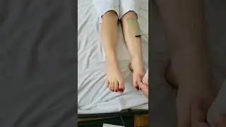 Épilations des demi-jambes à la cire jetable avec bandes.