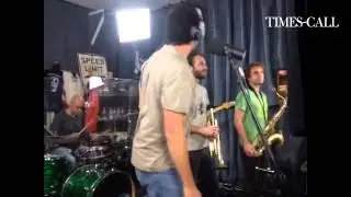 .@TheMotet plays 