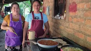 MAMÁ JESUS Y ROXY COCINAN JUNTAS .