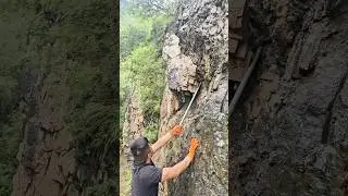 ROCK ON THE EDGE ⚒️ one move to prevent a deadly fall 😳 #bravery #mountainwork #respect