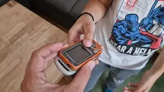 Я дал 17-летнему Sony Ericsson W550i Walkman 9-летнему и попросил его открыть его.