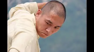 Shaolin Grandmaster Shi De Feng practising Kung Fu - 释德锋