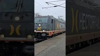 Hectorrail TRAXX lokomotiv med godstog mod Sverige p&aring; Borup station #train #railway #train