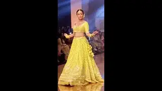 Malaika Arora dances to the famous 'Chaiyya Chaiyya' song at Bombay Times Fashion Week #shorts