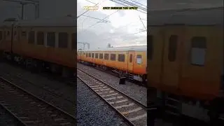22672 CHENNAI TEJAS EXPRESS XING VAIGAI EXPRESS PULLAMBADI #indianrailways #clw #wap7 #tejas #vaigai