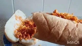 Сэндвич с колбасой, фасолью, тертым сыром и кайенским перцем.
