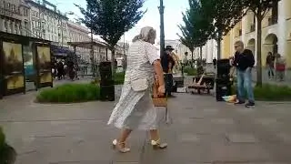 Бабуля зажгла танцпол на Невском.