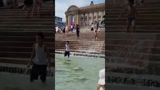 Kids Enjoying Heatwaves at Victoria Square Fountain ⛲️ Birmingham, West Midlands 🇬🇧 #shorts