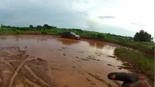 Toyota HILUX SW4 no barro. Milena Acelerando!!!