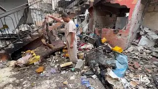 مواطنون يتفقدون منزلاً بعد استهدافه من طائرات الاحتلال الإسرائيلي في مخيم المغازي وسط قطاع غزة