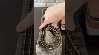 Micro HOe Layout in a Compact Display Case | Narrow Gauge R40mm (1.6in) Running Scene