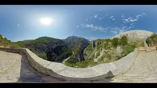 360&deg; STOCK VIDEO 4K | Deep Gorge From Stone Ballustrade Lookout - From Left | Atmosphaeres