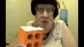 Бабка ест кирпич