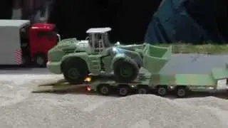 Liebherr Radlader der Firma Geiger bei der Arbeit und anschließendem Abtransport, RC 1:87