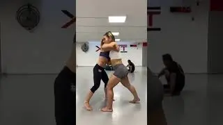 Un poco de t&eacute;cnica de derribo con la jefa de las MMA en Barcelona, Vanessa Rico