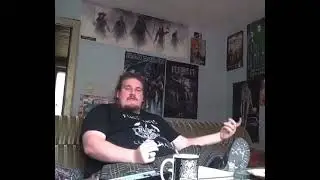 Drachenlord flext mit Kippe und Springerstiefel