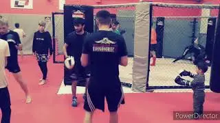 Шакарин Аксакалов участник главного боя вечера RED CITY FIGHTS 12 готовиться к битве.