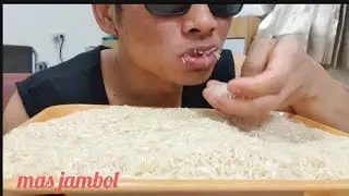 Kriuk nya nikmat banget||asmr raw rice eating sounds||makan beras mentah di nampan pakek tangan