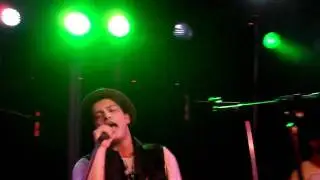 Bruno Mars - Just The Way You Are (live)