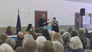 ICE a top concern during OR town hall co-hosted by Sen. Wyden and Rep. Bynum