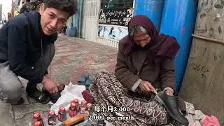 孤苦伶仃老奶奶蹲坐街頭擦鞋,苦等今天的第壹個客戶,中國小夥的出現她終于露出了微笑