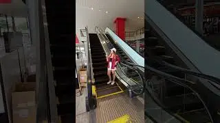 LOMBA MAKAN AYAM DI ESCALATOR!